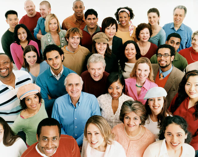 Foto de estudio de una gran edad mixta, grupo multiétnico de hombres y mujeres sonrientes